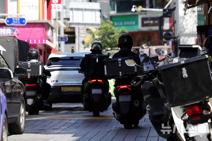 [서울=뉴시스] 홍효식 기자 =서울 서대문구 신촌 일대에서 배달 라이더들이 이동하고 있다. 2026.08.08. yesphoto@newsis.com