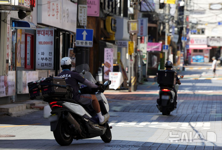 [서울=뉴시스] 홍효식 기자 = 8일 서울 서대문구 신촌 일대에서 배달 라이더들이 이동하고 있다. 2026.08.08. yesphoto@newsis.com