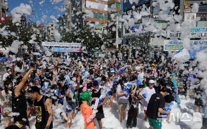 [서울=뉴시스] 홍효식 기자 = 8일 서울 서대문구 신촌 연세로 일대에서 열린 2026 서울 바캉스 페스티벌에서 참가자들이 버블 파티를 즐기고 있다. 2026.08.08. yesphoto@newsis.com