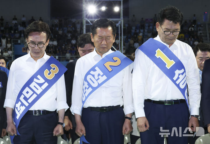 [인천=뉴시스] 김근수 기자 = 김민석(왼쪽부터) 더불어민주당 당대표 후보와 정청래, 송영길 후보가 8일 오후 인천 남동체육관에서 열린 인천광역시당 정기당원대회 및 당대표·최고위원 선출 순회경선에서 국민의례를 하고 있다. 2026.08.08. ks@newsis.com