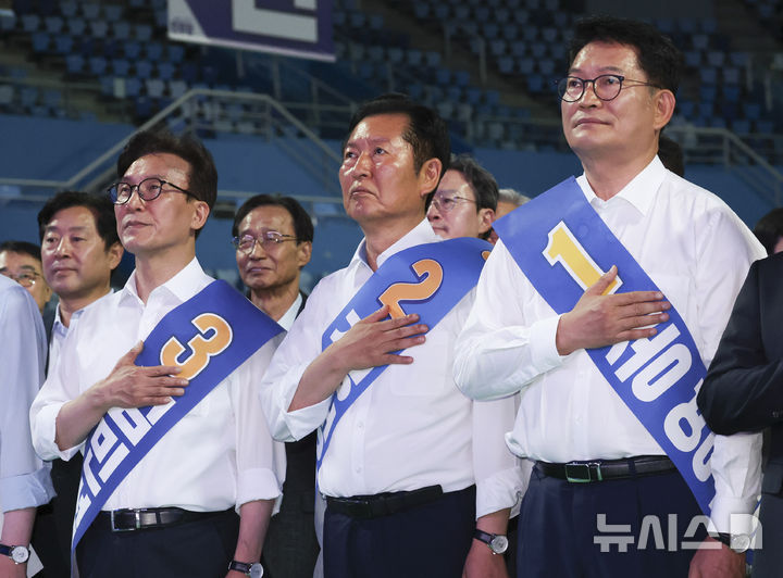 [인천=뉴시스] 김근수 기자 = 김민석(왼쪽부터) 더불어민주당 당대표 후보와 정청래, 송영길 후보가 8일 오후 인천 남동체육관에서 열린 인천광역시당 정기당원대회 및 당대표·최고위원 선출 순회경선에서 국민의례를 하고 있다. 2026.08.08. ks@newsis.com