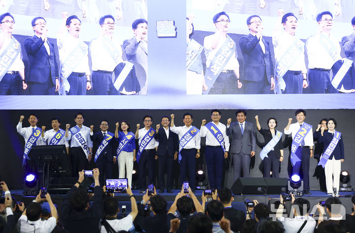 [인천=뉴시스] 김근수 기자 = 한병도(가운데) 더불어민주당 직무대행 겸 원내대표를 비롯한 당대표 후보자들과 최고위원 후보자들이 8일 오후 인천 남동체육관에서 열린 인천광역시당 정기당원대회 및 당대표·최고위원 선출 순회경선에서 기념촬영을 하고 있다.&nbsp;&nbsp; 왼쪽부터, 김영호 최고위원 후보, 이성윤 후보, 한민수 후보, 박선원 후보, 서미화 후보, 김민석 당대표 후보, 한 원내대표, 정청래 당대표 후보, 송영길 후보, 소병훈 중앙당선거관리위원장, 임미애 최고위원 후보, 김용 후보, 최민희 후보. 2026.08.08. ks@newsis.com