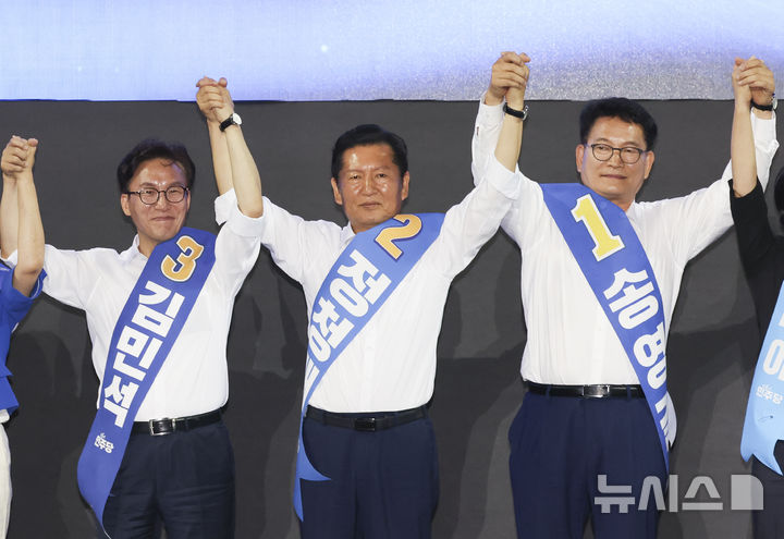 [인천=뉴시스] 김근수 기자 = 김민석(왼쪽부터) 더불어민주당 당대표 후보와 정청래, 송영길 후보가 8일 오후 인천 남동체육관에서 열린 인천광역시당 정기당원대회 및 당대표·최고위원 선출 순회경선에서 기념촬영을 하고 있다. 2026.08.08. ks@newsis.com