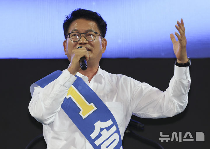 [인천=뉴시스] 김근수 기자 = 송영길 더불어민주당 당대표 후보가 8일 오후 인천 남동체육관에서 열린 인천광역시당 정기당원대회 및 당대표·최고위원 선출 순회경선에서 정견발표를 하고 있다. 2026.08.08. ks@newsis.com