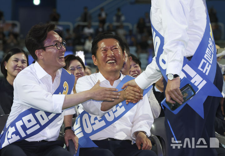 [인천=뉴시스] 김근수 기자 = 김민석(왼쪽) 더불어민주당 당대표 후보와 정청래 후보가 8일 오후 인천 남동체육관에서 열린 인천광역시당 정기당원대회 및 당대표·최고위원 선출 순회경선에서 송영길 후보와 인사를 나누고 있다. 2026.08.08. ks@newsis.com
