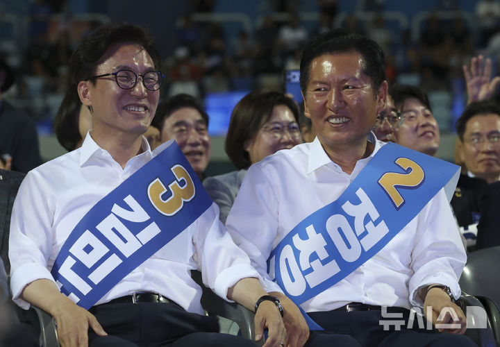 [인천=뉴시스] 김근수 기자 = 김민석(왼쪽) 더불어민주당 당대표 후보와 정청래 후보가 8일 오후 인천 남동체육관에서 열린 인천광역시당 정기당원대회 및 당대표·최고위원 선출 순회경선에서 대화를 나누고 있다. 2026.08.08. ks@newsis.com