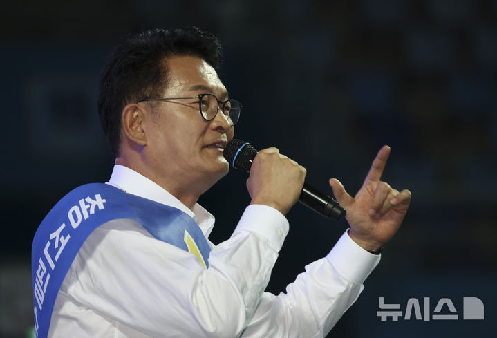 [인천=뉴시스] 김근수 기자 = 송영길 더불어민주당 당대표 후보가 8일 오후 인천 남동체육관에서 열린 인천광역시당 정기당원대회 및 당대표·최고위원 선출 순회경선에서 정견발표를 하고 있다. 2026.08.08. ks@newsis.com