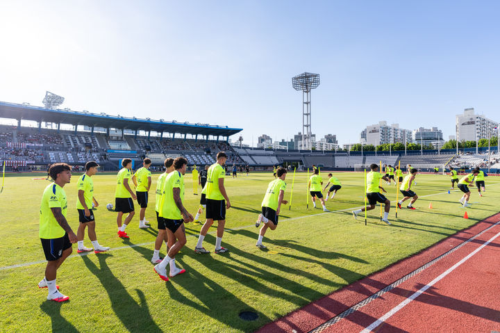 [서울=뉴시스] 홍효식 기자 = 2026 쿠팡플레이 시리즈 아틀레티코 마드리드(AT마드리드)와 맨체스터 시티(맨시티)의 친선경기를 하루 앞둔 8일 서울 양천구 목동종합운동장에서 AT마드리드 이강인 및 선수들이 오픈 트레이닝을 하고 있다. (사진=쿠팡플레이 제공) 2026.08.08. photo@newsis.com *재판매 및 DB 금지