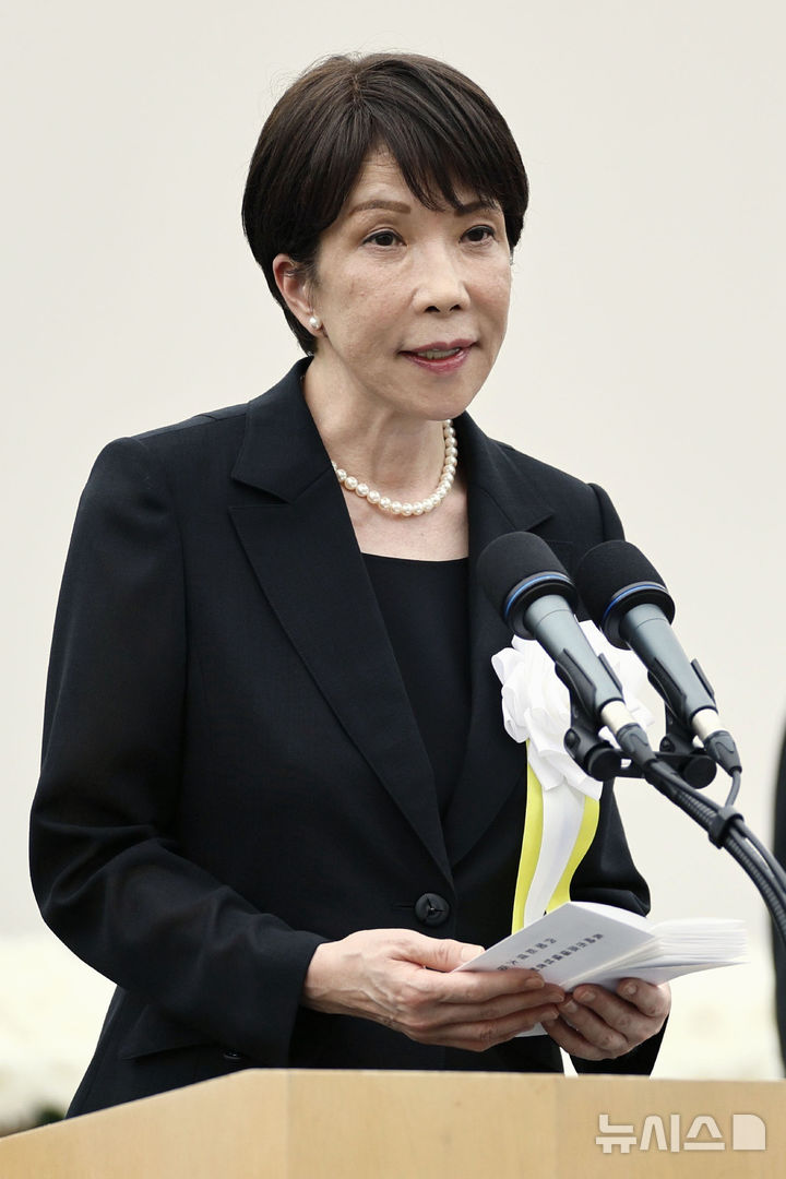 [나가사키=AP·교도/뉴시스] 강경 보수 성향의 다카이치 사나에(高市早苗) 일본 총리가 지난 6일 히로시마(広島) 원자폭탄 희생자 추도식에 이어 9일 나가사키(長崎) 추도식에서도 '비핵3원칙'에 대해 '견지 중'이라는 상황 설명을 하는 데 그쳤다. 향후에도 해당 방침을 견지하겠다는 '계속성'이 빠져 우려를 낳고 있다. 사진은 다카이치 총리가 지난 9일 나가사키에서 열린 '나가사키 원폭 희생자 위령 평화기념식'에 참석해 연설하고 있는 모습. 2026.08.10.