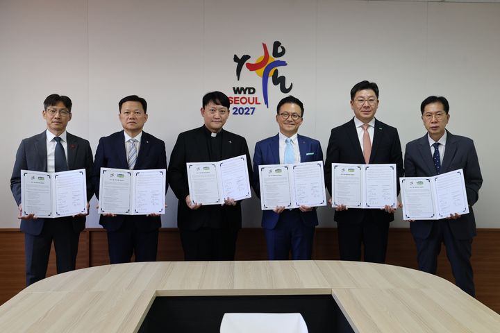 [서울=뉴시스] 2027 서울 세계청년대회 조직위원회 사무총장 김남균 신부(왼쪽 세 번째)와 김대일 한국편의점산업협회 회장(왼쪽 네 번째)을 비롯한 협회 회원사 관계자들이 6일 천주교 서울대교구청에서 2027 서울 세계청년대회 성공 개최를 위한 업무협약을 체결한 뒤 협약서를 들고 기념촬영을 하고 있다. (사진=천주교 서울대교구 제공) 2026.08.09. photo@newsis.com *재판매 및 DB 금지