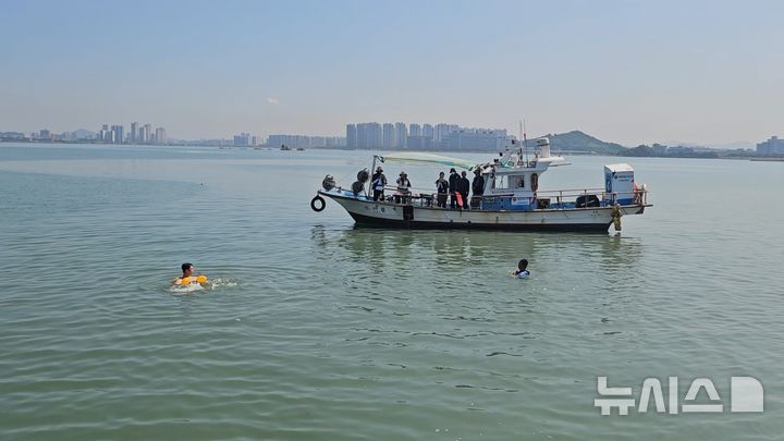 [시흥=뉴시스] '구명조끼 착용 시연회' 진행 현장. (사진=시흥시 제공). 2026. 08. 09. photo@newsis.com