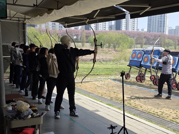 [서울=뉴시스]양천구, 생활체육교실에서 ‘양궁’ 수업을 듣고 있는 주민들. (사진=양천구 제공) 2026.08.09. photo@newsis.com *재판매 및 DB 금지