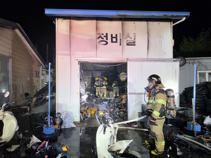 [제주=뉴시스] 8일 오후 8시2분께 제주시 오라3동 오토바이 대여점 정비실에서 불이 나 소방당국이 대응하고 있다. (사진=제주소방안전본부 제공) 2026.08.09. photo@newsis.com *재판매 및 DB 금지