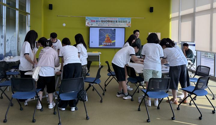[화성=뉴시스] 화성시아동청소년정신건강복지센터 제로캠프에 참여한 청소년들이 자기이해와 또래 간 소통을 위한 체험 프로그램에 참여해 활동하고 있다. (사진=화성시 제공) 2026.08.09. photo@newsis.com *재판매 및 DB 금지