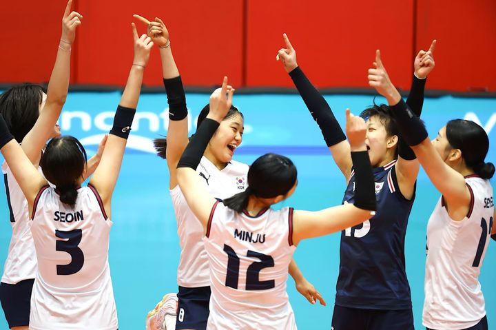[서울=뉴시스] 한국 17세 이하(U-17) 여자배구 대표팀이 9일(한국 시간) 칠레 로스안데스에서 열린 2026 국제배구연맹(FIVB) U-17 세계선수권대회 조별리그 D조 3차전에서 이탈리아를 상대로 득점을 올린 뒤 기뻐하고 있다. (사진=FIVB 공식 홈페이지 캡처) 2026.08.09. *재판매 및 DB 금지