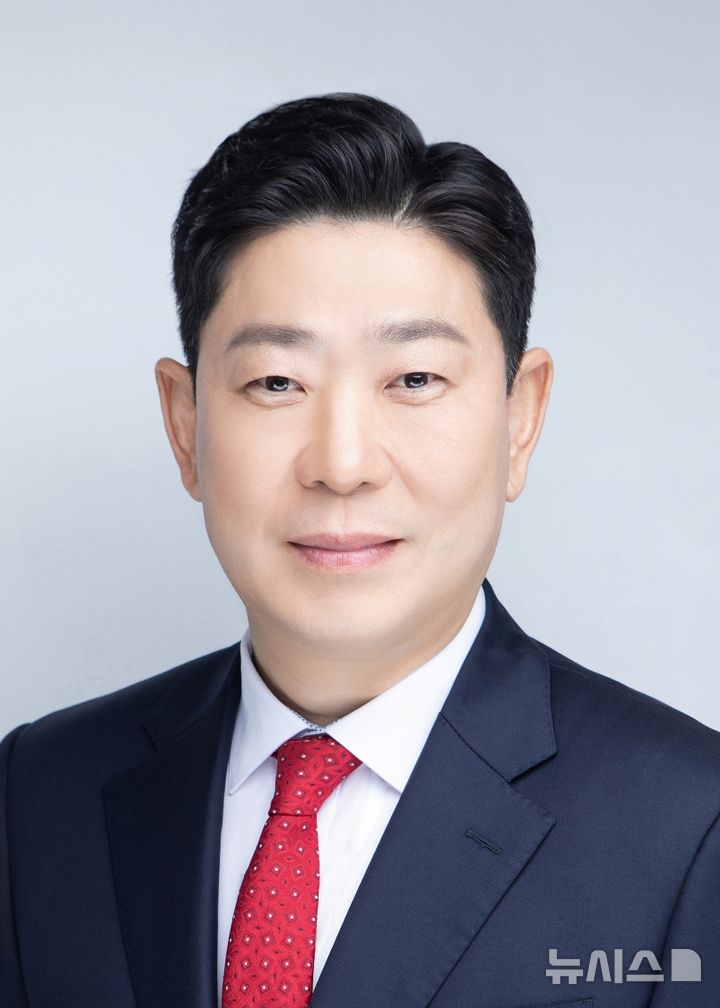 [포항=뉴시스] '제16회 자랑스러운 대한민국 무궁화' 홍보·선양 부문 대상을 받은 박용선 포항시장. (사진=포항시 제공) 2026.08.09. photo@newsis.com