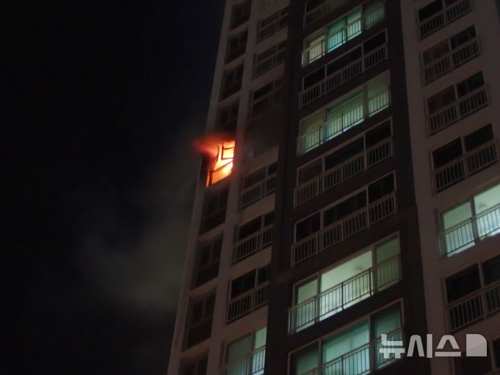 [부산=뉴시스] 8일 오후 부산 해운대구 아파트에서 불이 났다. (사진=부산소방재난본부 제공) 2026.08.09. photo@newsis.com