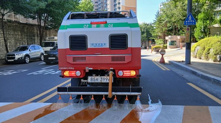 [대구=뉴시스] 대구시 수성구는 폭염에 대응해 산불진화차량을 활용한 도심 이면도로 특별 살수작업을 진행한다. (사진 = 대구시 수성구 제공) 2026.08.09. photo@newsis.com *재판매 및 DB 금지