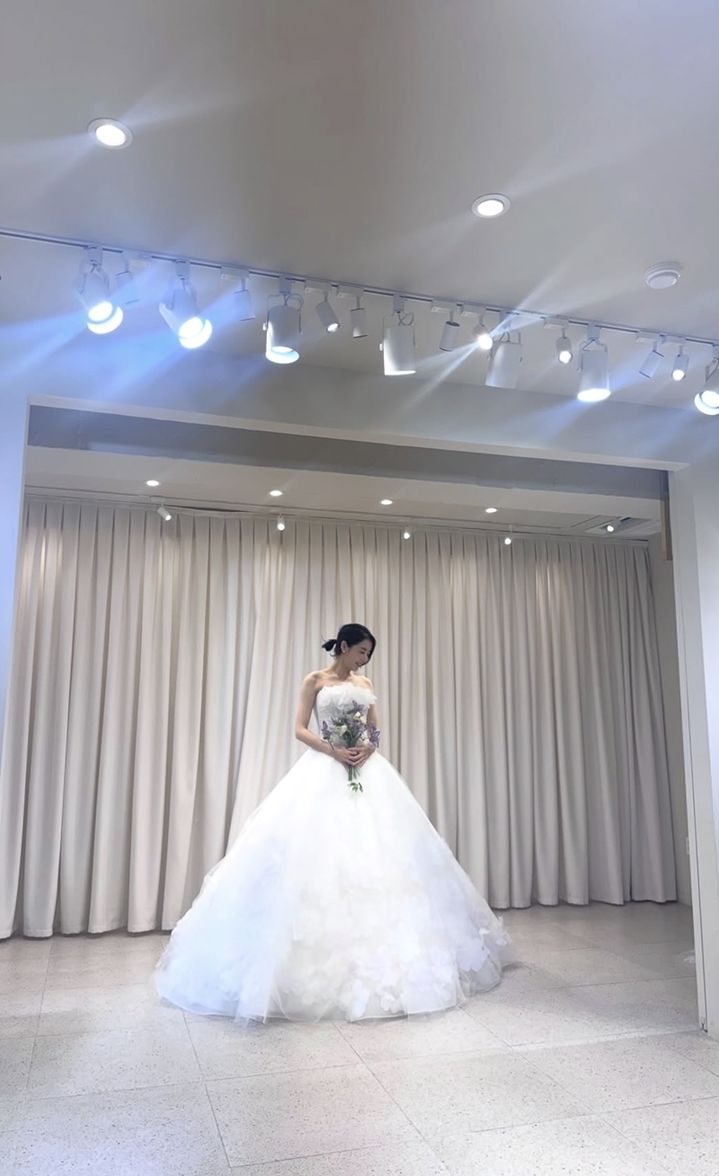배우 지안, 전 야구선수 엄정욱과 결혼 "공만큼 빠르게"