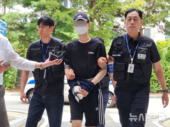 [인천=뉴시스] 이루비 기자 = 인천의 주거지 아파트에서 40대 어머니를 살해한 혐의로 구속영장이 청구된 10대 남성이 9일 오후 인천 미추홀구 인천지법에서 열린 구속 전 피의자 심문(영장실질심사)에 출석하고 있다. 2026.08.09. ruby@newsis.com