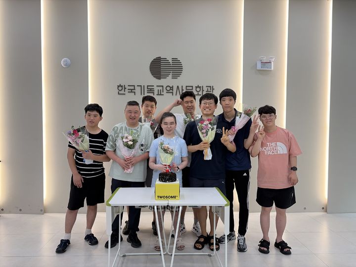 [서울=뉴시스] 서부장애인종합복지관의 발달장애 예술표현그룹 '틈사이로' 작가들 (사진=한국기독교역사문화관 제공) 2026.08.09. photo@newsis.com *재판매 및 DB 금지