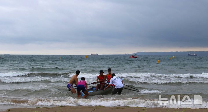 [포항=뉴시스] 포항 영일대해수욕장 일원에서 열린 '영일만 비치 스프린트 전국조정대회'에 선수가 보트를 타고 바다로 출발하는 모습. (사진=포항시 제공) 2026.08.09. photo@newsis.com