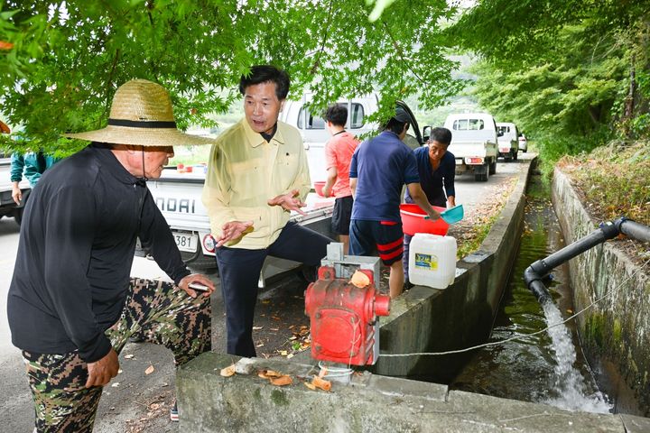 [밀양=뉴시스] 안병구 시장이 9일 삼랑진읍 숭진마을을 찾아 긴급 설치된 간이양수장과 송수관로를 통한 농업용수 공급 상황을 직접 확인하고 있다. (사진=밀양시 제공) 2026.08.09. photo@newsis.com *재판매 및 DB 금지