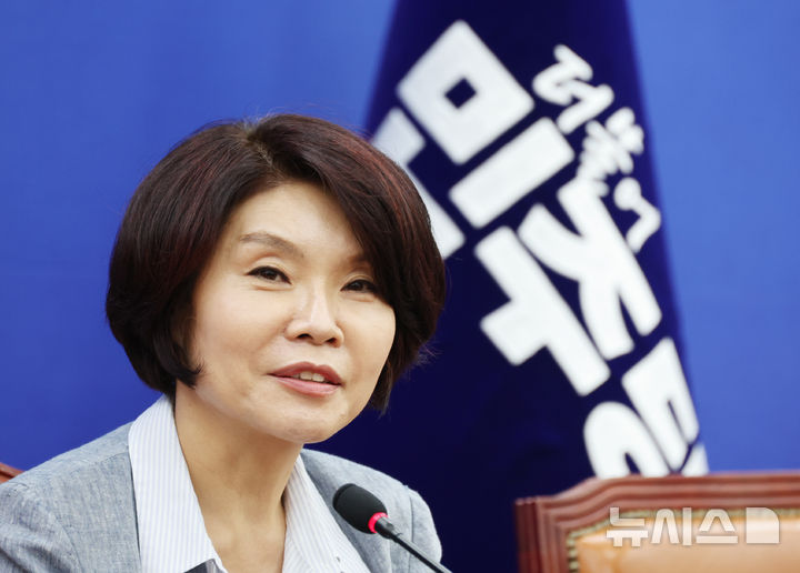 [서울=뉴시스] 최진석 기자 = 더불어민주당 정책위의장인 한정애 의원이 지난 9일 여의도 국회에서 현안 관련 간담회를 하고 있다. 2026.08.09. myjs@newsis.com