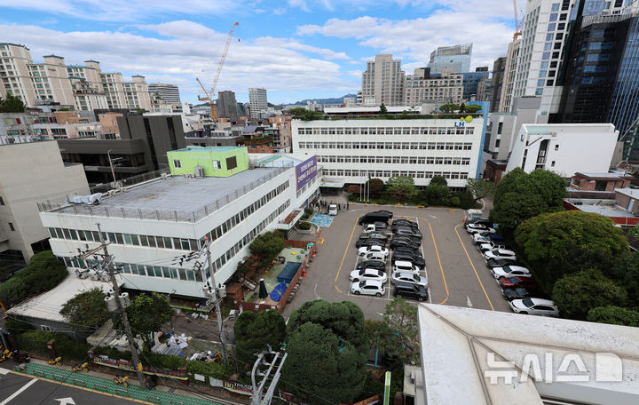 [서울=뉴시스] 이영환 기자 = 9일 서울 강남구 한국토지주택공사(LH) 서울지역본부가 보이고 있다.정부가 이르면 8월 중순 수도권에 5만가구 이상을 추가 공급하는 주택 대책을 내놓을 예정이다. 서울에서는 대규모 신규 택지를 찾기 어려운 만큼 공공기관과 학교, 군부대 등 도심 곳곳에 흩어진 유휴부지가 우선적인 공급 후보로 거론된다.한국토지주택공사(LH)는 서울 강남구 논현동 서울지역본부 부지를 주택 공급에 활용하는 방안을 추진하고 있다. 서초구 서울지방조달청 부지도 다시 후보로 거론된다. 서울지방조달청은 과거 정부 공급 대책에서도 주택 공급 후보지로 여러 차례 검토됐던 곳이다. 2026.08.09. 20hwan@newsis.com