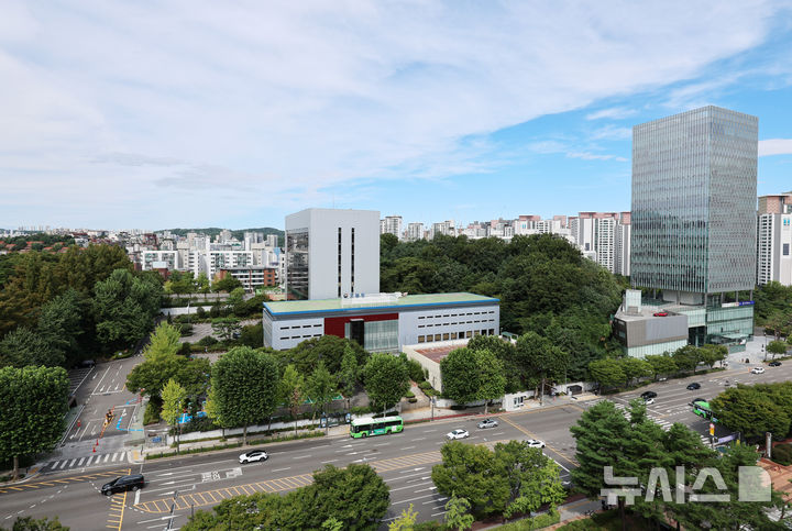 [서울=뉴시스] 이영환 기자 = 9일 서울 서초구 서울지방조달청이 보이고 있다.정부가 이르면 8월 중순 수도권에 5만가구 이상을 추가 공급하는 주택 대책을 내놓을 예정이다. 서울에서는 대규모 신규 택지를 찾기 어려운 만큼 공공기관과 학교, 군부대 등 도심 곳곳에 흩어진 유휴부지가 우선적인 공급 후보로 거론된다.한국토지주택공사(LH)는 서울 강남구 논현동 서울지역본부 부지를 주택 공급에 활용하는 방안을 추진하고 있다. 서초구 서울지방조달청 부지도 다시 후보로 거론된다. 서울지방조달청은 과거 정부 공급 대책에서도 주택 공급 후보지로 여러 차례 검토됐던 곳이다. 2026.08.09. 20hwan@newsis.com