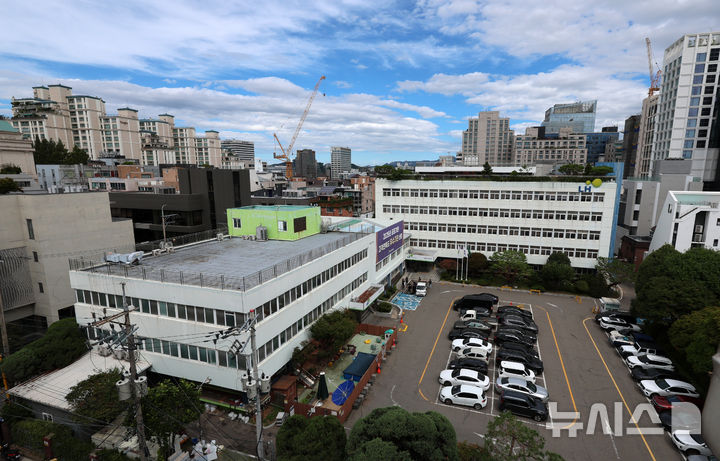 [서울=뉴시스] 이영환 기자 = 9일 서울 강남구 한국토지주택공사(LH) 서울지역본부가 보이고 있다.정부가 이르면 8월 중순 수도권에 5만가구 이상을 추가 공급하는 주택 대책을 내놓을 예정이다. 서울에서는 대규모 신규 택지를 찾기 어려운 만큼 공공기관과 학교, 군부대 등 도심 곳곳에 흩어진 유휴부지가 우선적인 공급 후보로 거론된다.한국토지주택공사(LH)는 서울 강남구 논현동 서울지역본부 부지를 주택 공급에 활용하는 방안을 추진하고 있다. 서초구 서울지방조달청 부지도 다시 후보로 거론된다. 서울지방조달청은 과거 정부 공급 대책에서도 주택 공급 후보지로 여러 차례 검토됐던 곳이다. 2026.08.09. 20hwan@newsis.com