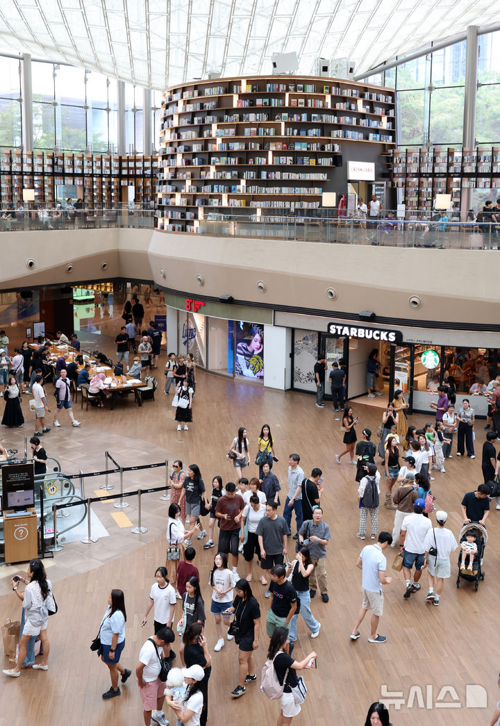 [서울=뉴시스] 이영환 기자 = 폭염이 이어지고 있는 9일 서울 강남구 코엑스 별마당도서관에서 시민과 외국인들이 주말을 보내고 있다. 2026.08.09. 20hwan@newsis.com