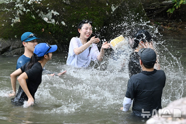 [장성=뉴시스] 이현행 기자 = 9일 오후 전남광주통합특별시 장성군 남창계곡에서 피서객들이 물놀이즐 즐기고 있다. 2026.08.09. lhh@newsis.com