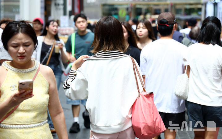 [서울=뉴시스] 전신 기자 = 최근 40도 안팎까지 치솟았던 극한 폭염은 다소 누그러진 지난 9일 서울 명동거리에서 시민들과 외국인 관광객들이 긴소매 옷을 입고 있다. 2026.08.09. photo1006@newsis.com