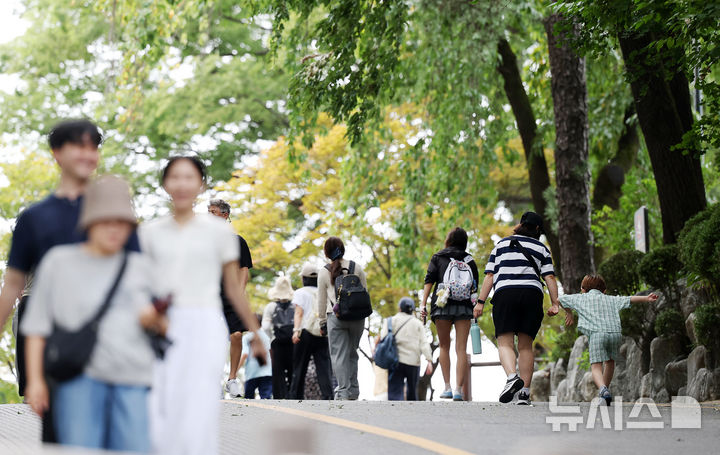 [서울=뉴시스] 김명년 기자 = 폭염이 다소 누그러진 9일 오후 서울 용산구 남산공원에서 시민과 관광객들이 산책을 하고 있다. 2026.08.09. kmn@newsis.com