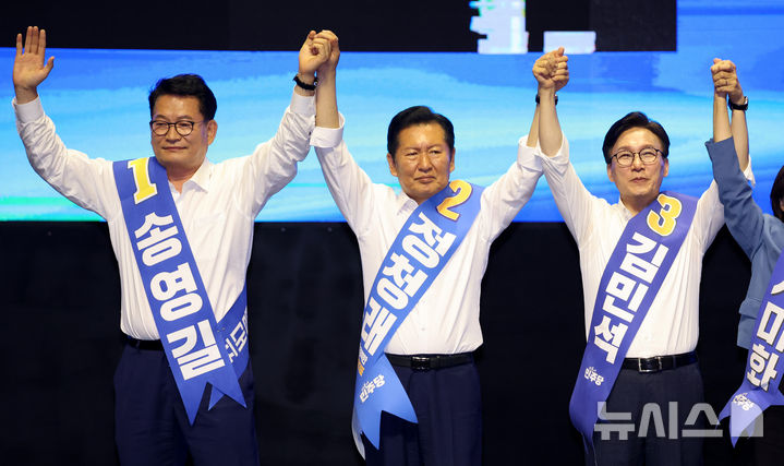 [대구=뉴시스] 이무열 기자 = 송영길(왼쪽부터), 정청래, 김민석 더불어민주당 당대표 후보가 9일 대구 호텔인터불고 엑스코 그랜드볼룸에서 열린 대구·경북 당대표 및 최고위원 후보자 합동연설회 시작에 앞서 기념촬영을 하고 있다. 2026.08.09. lmy@newsis.com