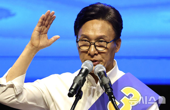 [대구=뉴시스] 이무열 기자 = 김민석 더불어민주당 당대표 후보가 9일 대구 호텔인터불고 엑스코 그랜드볼룸에서 열린 대구·경북 당대표 및 최고위원 후보자 합동연설회에서 정견발표를 하고 있다. 2026.08.09. lmy@newsis.com
