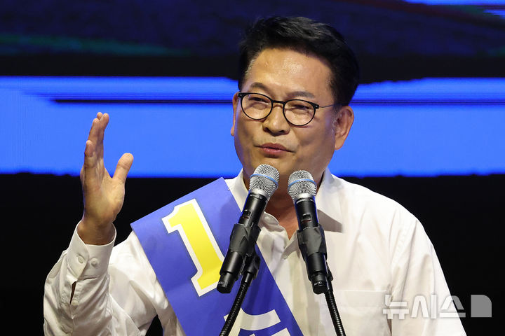 [대구=뉴시스] 이무열 기자 = 송영길 더불어민주당 당대표 후보가 9일 대구 호텔인터불고 엑스코 그랜드볼룸에서 열린 대구·경북 당대표 및 최고위원 후보자 합동연설회에서 정견발표를 하고 있다. 2026.08.09. lmy@newsis.com