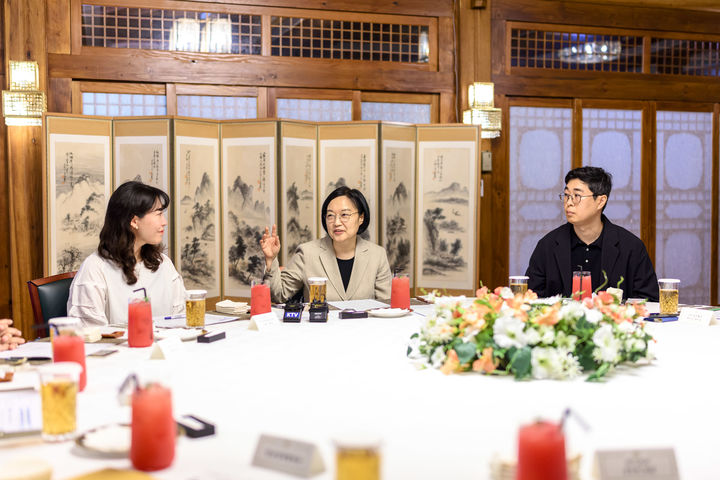 [서울=뉴시스] 조수정 기자 = 한성숙 국무총리가 9일 오후 서울 종로구 국무총리 서울공관에서 청년 일자리·진로 전문가들과 함께 제3회 열린 브런치를 개최, 청년 일자리 대책 추진방향에 대해 논의하고 있다. (사진=국무총리실 제공) 2026.08.09. chocrystal@newsis.com *재판매 및 DB 금지