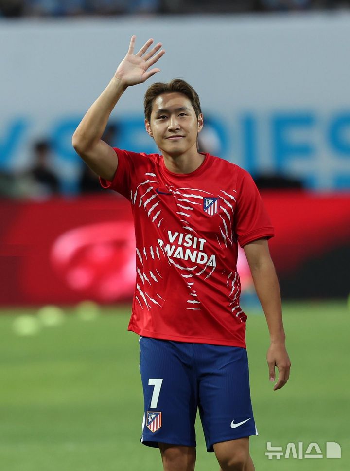 [서울=뉴시스] 김명년 기자 = 9일 서울 마포구 서울월드컵경기장에서 열린 2026 쿠팡플레이시리즈 2차전 팀 맨체스터 시티 FC와 아틀레티코 마드리드의 경기, 아틀레티코 이강인이 팬에게 인사하고 있다. 2026.08.09. kmn@newsis.com