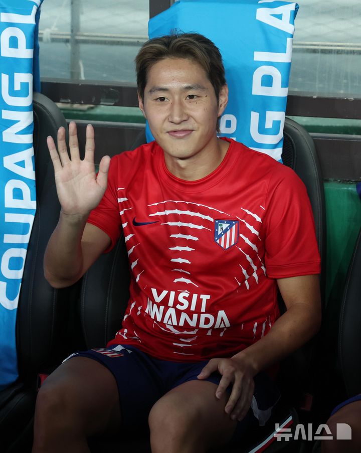 [서울=뉴시스] 김명년 기자 = 9일 서울 마포구 서울월드컵경기장에서 열린 2026 쿠팡플레이시리즈 2차전 팀 맨체스터 시티 FC와 아틀레티코 마드리드의 경기, 아틀레티코 이강인이 손을 흔들고 있다. 2026.08.09. kmn@newsis.com