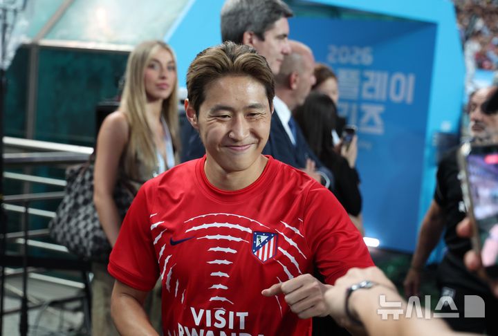 [서울=뉴시스] 김명년 기자 = 9일 서울 마포구 서울월드컵경기장에서 열린 2026 쿠팡플레이시리즈 2차전 팀 맨체스터 시티 FC와 아틀레티코 마드리드의 경기, 아틀레티코 이강인이 주먹인사하고 있다. 2026.08.09. kmn@newsis.com