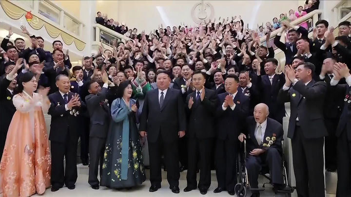 [서울=뉴시스] 김정은 북한 국무위원장이 지난 8일 창립 80주년을 맞은 국립교향악단 단원들을 만나 격려하고 기념사진을 찍었다고 조선중앙TV가 9일 보도했다. (사진=조선중앙TV 캡쳐) 2026.08.09. photo@newsis.com *재판매 및 DB 금지