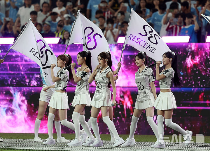 [서울=뉴시스] 김명년 기자 = 9일 서울 마포구 서울월드컵경기장에서 열린 2026 쿠팡플레이시리즈 2차전 팀 맨체스터 시티 FC와 아틀레티코 마드리드의 경기, 걸그룹 리센느가 하프타임쇼를 하고 있다. 2026.08.09. kmn@newsis.com