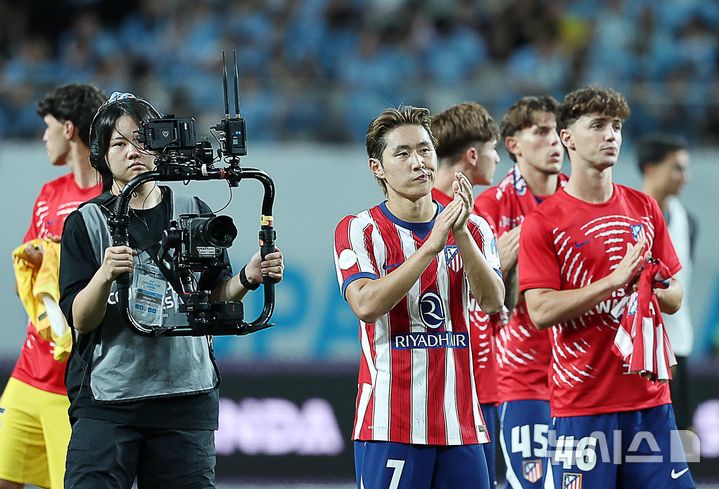 [서울=뉴시스] 김명년 기자 = 9일 서울 마포구 서울월드컵경기장에서 열린 2026 쿠팡플레이시리즈 2차전 팀 맨체스터 시티 FC와 아틀레티코 마드리드의 경기, 1-3으로 패배한 아틀레티코 마드리드 이강인이 팬들에게 인사하고 있다. 2026.08.09. kmn@newsis.com