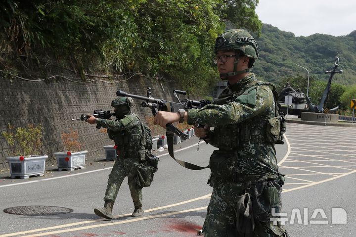 [이란(대만)=AP/뉴시스] 10일 대만 북동부 이란에서 병사들이 연례 훈련인 한광훈련에 참여하고 있다. 2026.08.11