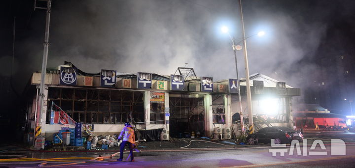 [전주=뉴시스] 김얼 기자 = 10일 전북 전주시 덕진구 송천동 전주수산시장에서 원인불명의 화재가 발생해 연기가 피어오르고 있다. 2026.08.10. pmkeul@newsis.com