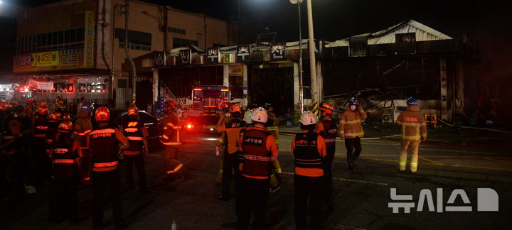 [전주=뉴시스] 김얼 기자 = 전북 전주시 덕진구 송천동 전주수산시장에서 원인이 밝혀지지 않은 화재가 발생한 10일 소방관들이 화재진압을 하고 있다. 2026.08.10. pmkeul@newsis.com