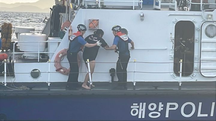 인천 자월도 인근 해상에서 모터보트를 타고 나갔다가 실종됐다가 구조된 승선원. (사진=인천해경 제공) 2026.08.10. photo@newsis.com *재판매 및 DB 금지