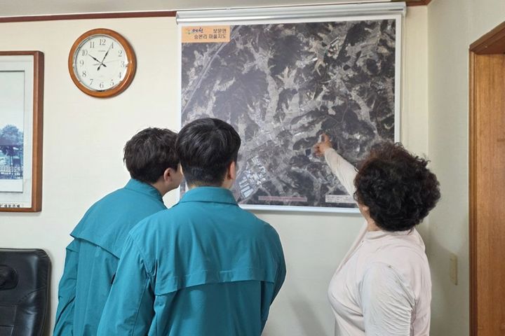[예천=뉴시스] 예천군 공무원이 직접 만든 마을지도를 마을주민들과 공무원들이 살펴 보고 있다. (사진=예천군 제공) 2026.08.10. photo@newsis.com *재판매 및 DB 금지
